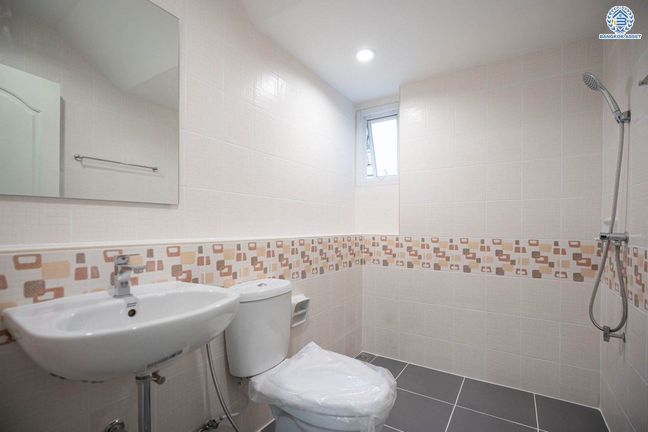 บ้านมือสองตกแต่งใหม่ โครงการ มัณฑิกา กาญจนาฯ-บางบอน รองรับทุกความสุข เนื้อที่ 108.6 ตร.ว. ฟังก์ชัน 3 ห้องนอน 3 ห้องน้ำ 2 ห้องอเนกประสงค์ จอดรถได้ 2 คัน บนทำเลใกล้รถไฟฟ้าสายสีน้ำเงิน "สถานีหลัก2" และจุดขึ้นทางด่วน "พระราม2" และ The Mall บางแค